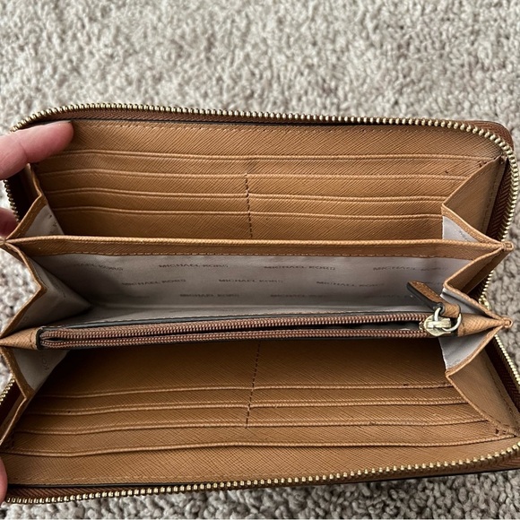 Michael Kors Colorblock Wallet Zip Around - Picture 6 of 9